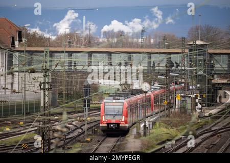 Bischofsheim, Deutschland. 16. Januar 2023. Ein Vorortzug von Wiesbaden über Mainz nach Hanau verkehrt auf Gleisen am Bahnhof Mainz-Bischofsheim. Kredit: Sebastian Gollnow/dpa/Alamy Live News Stockfoto