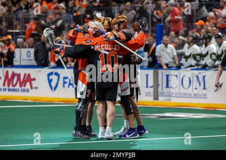 4. Februar 2023: Die Spieler der Buffalo Bandits feiern, nachdem sie im ersten Quartal gegen die Rochester Knighthawks ein Tor geschossen haben. Die Buffalo Bandits veranstalteten die Rochester Knighthawks bei einem Spiel der National Lacrosse League im KeyBank Center in Buffalo, New York. (Jonathan Tenca/CSM) Stockfoto