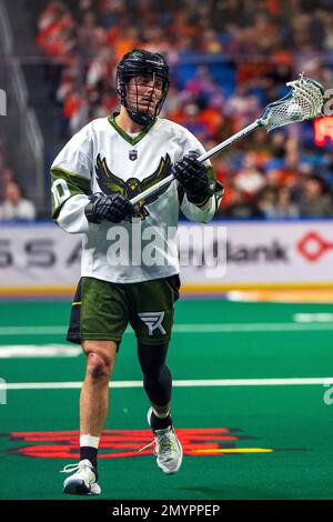 4. Februar 2023: Rochester Knighthawks Forward Connor Fields (10) läuft mit dem Ball im zweiten Quartal gegen die Buffalo Bandits. Die Buffalo Bandits veranstalteten die Rochester Knighthawks bei einem Spiel der National Lacrosse League im KeyBank Center in Buffalo, New York. (Jonathan Tenca/CSM) Stockfoto