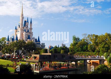 Das Schloss von Cinderella erhebt sich über einem künstlichen Graben im Magic Kingdom in Walt Disney World in Florida Stockfoto