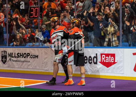 4. Februar 2023: Die Spieler der Buffalo Bandits feiern, nachdem sie im dritten Quartal gegen die Rochester Knighthawks ein Tor geschossen haben. Die Buffalo Bandits veranstalteten die Rochester Knighthawks bei einem Spiel der National Lacrosse League im KeyBank Center in Buffalo, New York. (Jonathan Tenca/CSM) Stockfoto