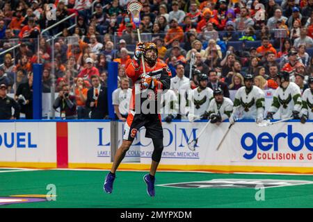 4. Februar 2023: Buffalo Bandits Forward Dhane Smith (92) springt um den Ball im dritten Quartal gegen die Rochester Knighthawks. Die Buffalo Bandits veranstalteten die Rochester Knighthawks bei einem Spiel der National Lacrosse League im KeyBank Center in Buffalo, New York. (Jonathan Tenca/CSM) Stockfoto