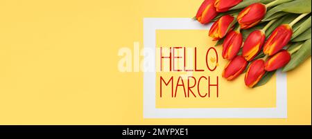 Wunderschöne Tulpenblüten und Text HALLO, MARSCH auf gelbem Hintergrund Stockfoto