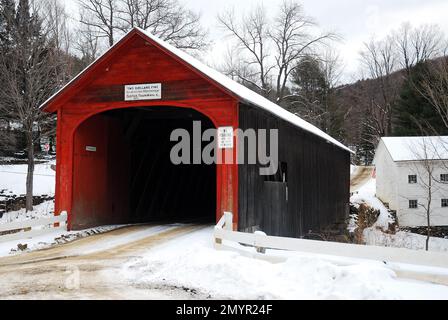 Eine rote überdachte Brücke im Winter von Vermont Stockfoto