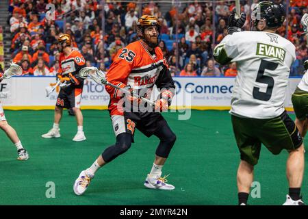 4. Februar 2023: Buffalo Bandits Verteidiger Matt Spanger (25) verteidigt sich im vierten Quartal gegen die Rochester Knighthawks. Die Buffalo Bandits veranstalteten die Rochester Knighthawks bei einem Spiel der National Lacrosse League im KeyBank Center in Buffalo, New York. (Jonathan Tenca/CSM) Stockfoto