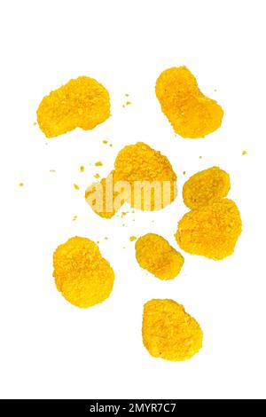 Gefrierbewegung fliegender Hühnerstücke auf weißem Hintergrund. Zum Begriff der schwebenden Nahrung. Fliegende Chicken Nuggets. Umfallende Chicken Nuggets, beschichtet mit br Stockfoto