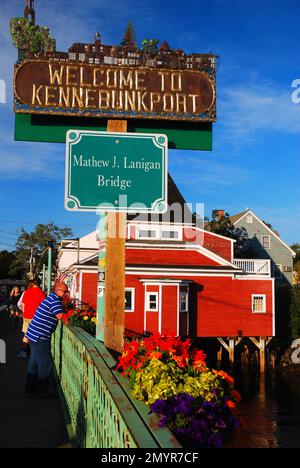 Ein Mann hält an, um die Aussicht auf einer Brücke nach Kennebunkport, Maine, zu genießen Stockfoto