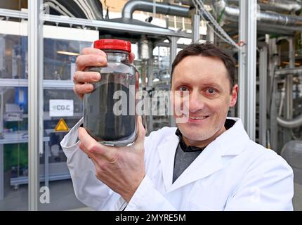 Karlsruhe, Deutschland. 23. Januar 2023. Benjamin Dietrich, Geschäftsführer des Institute of Thermal Process Engineering am Karlsruhe Institute of Technology (KIT), zeigt auf dem NECOC-Anlagengelände aus CO2 in der Umgebungsluft produzierten Kohlenstoff. (Zu dpa 'From Air to Carbon - Research for Climate Protection and Industry') Kredit: Uli Deck/dpa/Alamy Live News Stockfoto