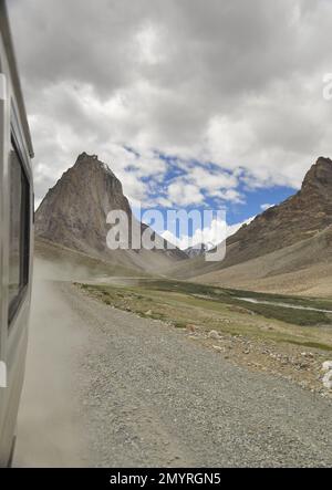 Blick auf den heiligen Berg Gumbok Rangan (Gonbo Rangjon) aus dem fahrenden Auto während der Fahrt auf der Darcha-Padum Straße, Lungnak Tal, Zanskar, Ladakh, INDIEN. Stockfoto