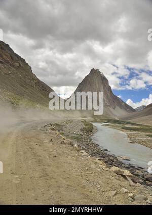 Ein schöner heiliger Berg Gumbok Rangan (Gonbo Rangjon) mit fließendem Kargyak Fluss in der Darcha-Padum Straße, Lungnak Tal, Zanskar, Ladakh, INDIEN. Stockfoto