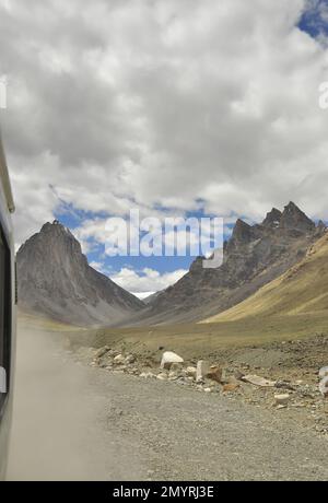 Blick auf den heiligen Berg Gumbok Rangan (Gonbo Rangjon) aus dem fahrenden Auto während der Fahrt auf der Darcha-Padum Straße, Lungnak Tal, Zanskar, Ladakh, INDIEN. Stockfoto