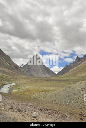 Ein schöner heiliger Berg Gumbok Rangan (Gonbo Rangjon) mit fließendem Kargyak Fluss in der Darcha-Padum Straße, Lungnak Tal, Zanskar, Ladakh, INDIEN. Stockfoto