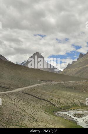 Ein schöner heiliger Berg Gumbok Rangan (Gonbo Rangjon) mit fließendem Kargyak Fluss in der Darcha-Padum Straße, Lungnak Tal, Zanskar, Ladakh, INDIEN. Stockfoto