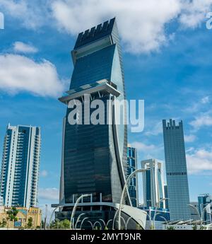 Doha, Katar - 4. Februar 2023: Moderne Stadt Doha, Katar, Naher Osten. Stadtbild mit hohen, modernen Wolkenkratzern. West Bay Geschäftsviertel Stockfoto