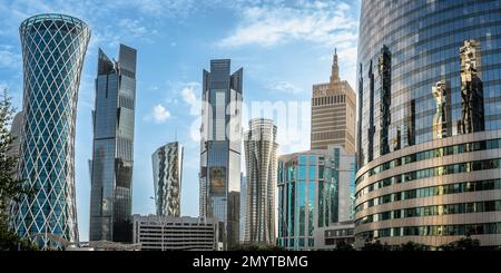 Doha, Katar - 4. Februar 2023: Moderne Stadt Doha, Katar, Naher Osten. Stadtbild mit hohen, modernen Wolkenkratzern. West Bay Geschäftsviertel Stockfoto