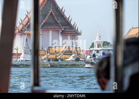 Blick von den Langboot-Booten auf die Stadt Bangkok. Passagierboot auf dem Chao Phraya River in Bangkok, Thailand. Lokale Transportboote Stockfoto