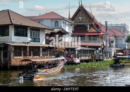 Bangkok, Thailand - 03. Oktober 2023: Blick auf die Stadt Bangkok. Passagierboot auf dem Chao Phraya River in Bangkok, Thailand. Örtlicher Verkehr b Stockfoto