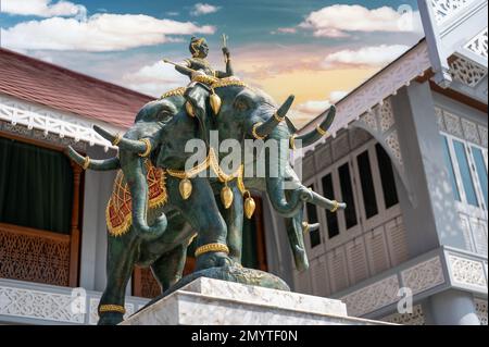 Bangkok, Thailand - 04. Februar 2023: Statue des dreiköpfigen Elefanten von Indra, bevor Sie den Tempel betreten Stockfoto