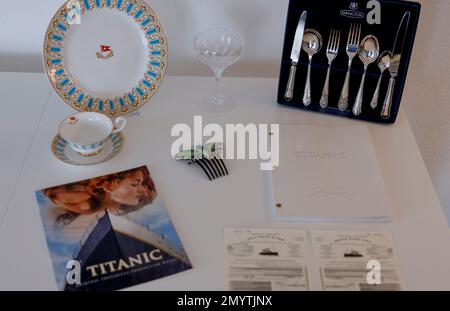 Flintbek, Deutschland. 21. Januar 2023. Original-Requisiten aus dem Film Titanic sowie ein Original-Drehbuch und eine Promotionbroschüre für den Film liegen auf dem Wohnzimmertisch des Vorsitzenden der Deutschen Titanischen Vereinigung. Der Film Titanic wurde vor 25 Jahren am 08. Februar 1998 vorgestellt. Kredit: Axel Heimken/dpa/Alamy Live News Stockfoto