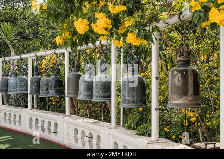 Buddhistische Tempelglocken. Buddhistischer Tempel Gebetsglocken. Details des buddhistischen Tempels in Thailand. Alte Bronzeglöckchen Stockfoto