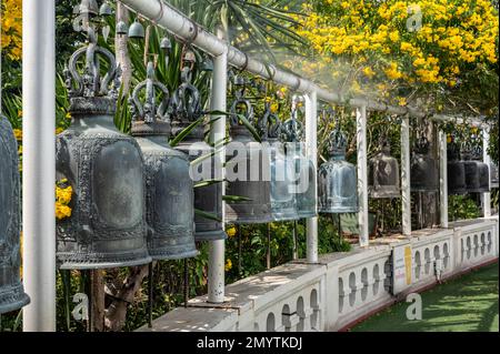 Buddhistische Tempelglocken. Buddhistischer Tempel Gebetsglocken. Details des buddhistischen Tempels in Thailand. Alte Bronzeglöckchen Stockfoto