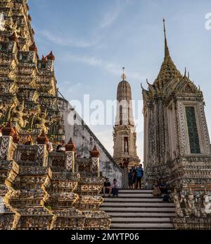 Bangkok, Thailand - 4. Februar 2023: Wat Arun Tempel in Bangkok Thailand. Wat Arun ist ein buddhistischer Tempel im Yai-Viertel von Bangkok. Tempel der Morgenfamilie Stockfoto