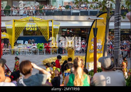 Pattaya, Thailand - 01. Februar 2023: Feier des chinesischen Neujahrs in Pattaya, in der Nähe des Einkaufszentrums Central Festival. Aufführung chinesischer Künstler. Viele SP Stockfoto