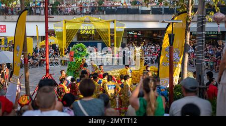 Pattaya, Thailand - 01. Februar 2023: Feier des chinesischen Neujahrs in Pattaya, in der Nähe des Einkaufszentrums Central Festival. Aufführung chinesischer Künstler. Viele SP Stockfoto