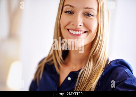 Sei die Art von Frau, die du kennenlernen willst. Porträt einer erfolgreichen jungen Geschäftsfrau. Stockfoto