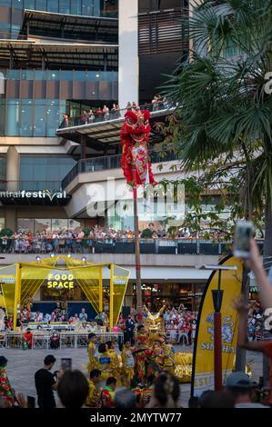 Pattaya, Thailand - 01. Februar 2023: Feier des chinesischen Neujahrs in Pattaya, in der Nähe des Einkaufszentrums Central Festival. Aufführung chinesischer Künstler. Viele SP Stockfoto