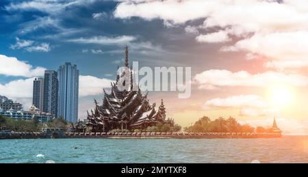 Sanctuary of Truth, hölzerner Tempelbau bei Sonnenuntergang in Thai. Sanctuary ist ein Vollholzgebäude gefüllt mit Skulpturen, die auf dem traditionellen Buddhi basieren Stockfoto