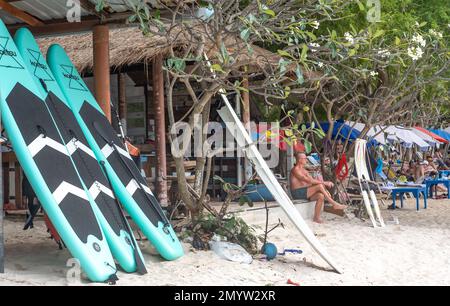 Thien Beach auf Koh Larn. Paddelbretter in einer Reihe am Sandstrand Stockfoto