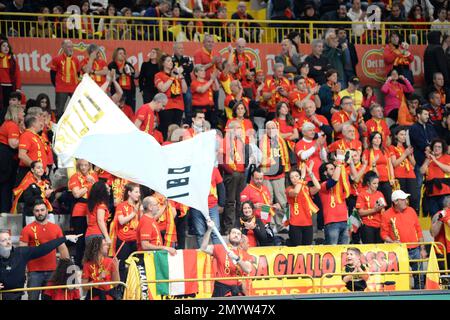 Vibo Valentia, Italien. 04. Februar 2023. Tonno callipo-Fans beim Del Monte Italian Cup A2 Männerfinale – Tonno Callipo Vibo Valentia vs. BCC Castellana Grotte, italienischer Volleyball Men Cup in Vibo Valentia, Italien, Februar 04 2023 Kredit: Independent Photo Agency/Alamy Live News Stockfoto