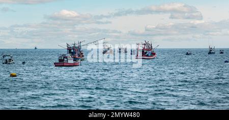 Viele kleine Fischerboote, die auf einem offenen Meer segeln, aus der Nähe. Ein Blick von der Yacht. Traditionelles Handwerk, Konzepte für Umweltschäden Stockfoto