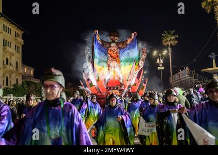 Viareggio, Italien. 04. Februar 2023. Zur Eröffnung der 150. Ausgabe des Viareggio Carnival fahren die Wagen mit Tausenden von Menschen entlang der Uferstraßen während der Carnevale di Viareggio Primo Corso, News in Viareggio, Italien, Februar 04 2023 Kredit: Unabhängige Fotoagentur/Alamy Live News Stockfoto