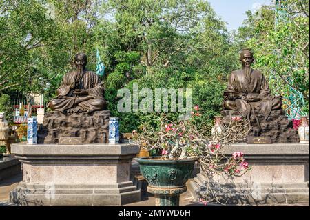 Pattaya, Thailand - 04. Februar 2023: Chinesischer Tempel und Museum von Anek Kusala Sala Viharn Sien. Statuen chinesischer Shaolin-Mönche, die verschiedene ma darstellen Stockfoto