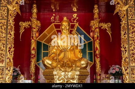 Pattaya, Thailand - 04. Februar 2023: Chinesischer gott. Anek Kusala Sala Chinese Temple oder Viharnra Sien, Pattaya, Thailand. Statue von Lu Dongbin Stockfoto