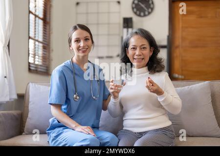 Porträt Gesundheitsfachkraft oder Pflegekraft und Seniorin im Pflegeheim. Bereit, Medizin zu nehmen Stockfoto