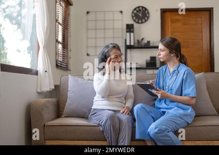 Ärzte oder Krankenschwester, die sich unterhalten, um älteren Patienten Medikamente und Gesundheitsversorgung zu erklären, ältere Menschen mit Grunderkrankungen müssen genau sein Stockfoto