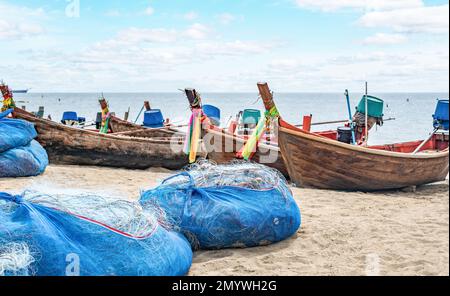 Kleine Fischerboote und Netze. Fischernetze für professionelle Fischer. Sandstrand. Thailand Stockfoto