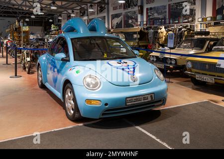 ZELENOGORSK, RUSSLAND - 27. JANUAR 2021: Volkswagen New Beetle Car hergestellt in Form einer der Figuren der Zeichentrickserie „Smeshariki“ Stockfoto