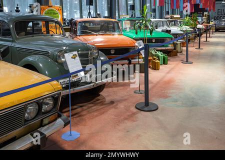 ZELENOGORSK, RUSSLAND - 27. JANUAR 2021: Ausstellung der sowjetischen Autos Moskvich im Museum der „Pferdestärken“ von Retro-Autos Stockfoto