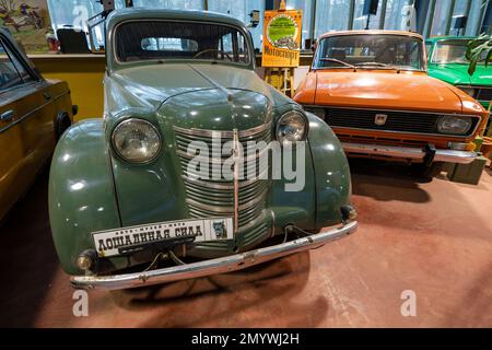ZELENOGORSK, RUSSLAND - 27. JANUAR 2021: Sowjetischer Retro-Wagen Moskvich-401 im Pferdestrom-Retro-Museum Stockfoto