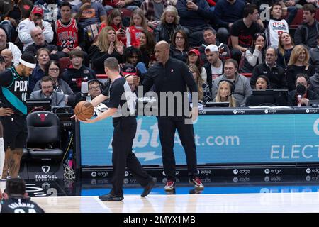 Chicago, USA. 04. Februar 2023. Portland Trail Blazers Head Coach Chauncey Billups spricht mit dem Schiedsrichter während des Spiels zwischen den Chicago Bulls und den Portland Trail Blazers am Samstag, den 4. Februar 2023 im United Center, Chicago, USA. (KEINE KOMMERZIELLE NUTZUNG) (Foto: Shaina Benhiyoun/Sports Press Photo/C - FRIST VON EINER STUNDE - FTP NUR AKTIVIEREN, WENN BILDER WENIGER ALS EINE STUNDE ALT sind - Alamy) Guthaben: SPP Sport Press Photo. Alamy Live News Stockfoto