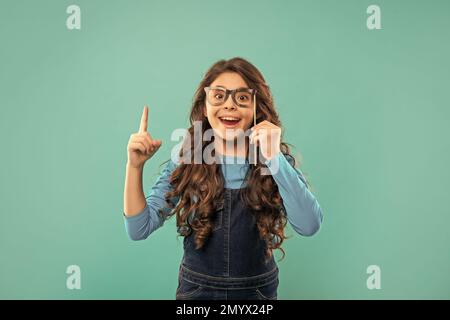 Inspiriert von der Idee. Erstaunt lustige Kind mit Brille. Teen Party-Goer. Party-Zeit. Stockfoto