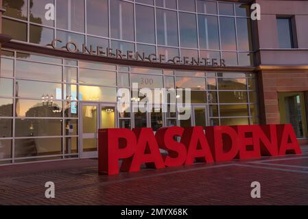 Das Konferenzzentrum befindet sich vor dem Gebäude des Pasadena Convention Center mit dem Namen der Stadt in roten Buchstaben. Stockfoto