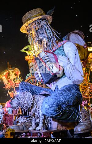 Viareggio, Italien. 04. Februar 2023. Zur Eröffnung der 150. Ausgabe des Viareggio Carnival fahren die Wagen mit Tausenden von Menschen entlang der Uferstraßen während der Carnevale di Viareggio Primo Corso, News in Viareggio, Italien, Februar 04 2023 Kredit: Unabhängige Fotoagentur/Alamy Live News Stockfoto