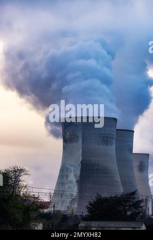 Kernkraftwerk in der Nähe von Cruas, Frankreich, Europa. Stockfoto