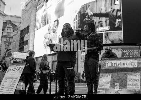 Der Trillkünstler Digga D alias Rhys Herbert filmt Musikvideo in Piccadilly Circus. London/GB Stockfoto