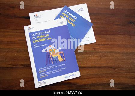 Bordeaux , Aquitaine France - 01 18 2023 : Praxisleitfaden zum eigenständigen Heimtestkit für Darmkrebs-Screening und medizinische Informationen Stockfoto